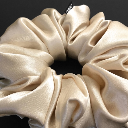 Óriás ekrü/elefántcsont hajgumi (scrunchie) prémium minőségű szatén selyemből. Átmérője kb. 16 cm