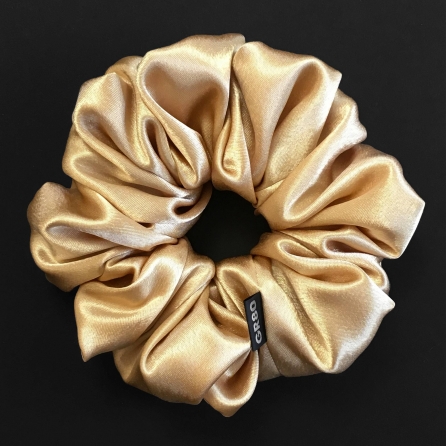 Óriás ekrü/arany hajgumi (scrunchie) prémium minőségű szatén selyemből. Átmérője kb. 16 cm