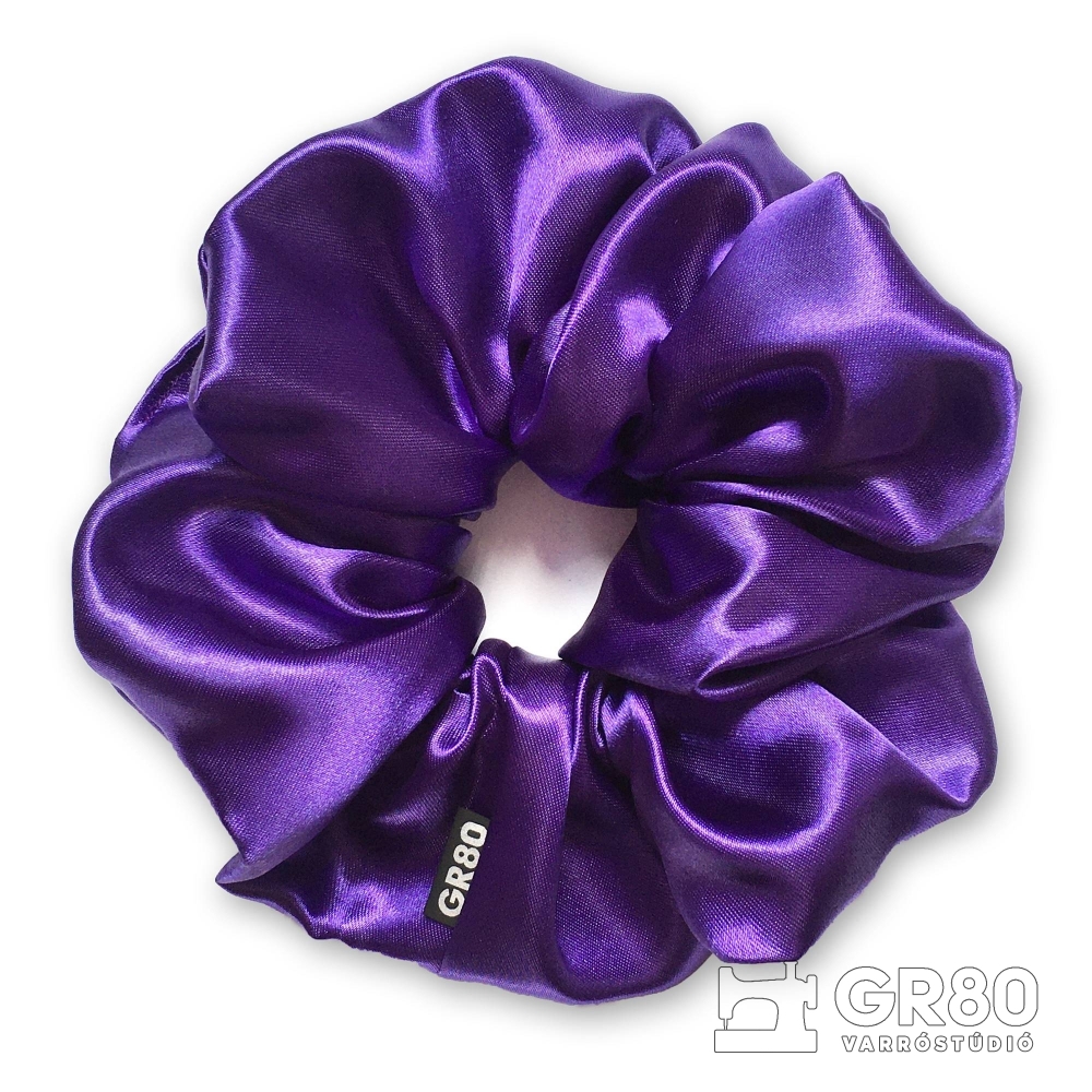 Óriás lila selyem hajgumi (scrunchie) prémium minőségű, vastagabb szaténból. Átmérője kb. 16-17 cm