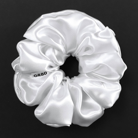 Óriás hófehér selyem hajgumi (scrunchie) prémium minőségű, vastagabb szaténból. Átmérője kb. 16-17 cm
