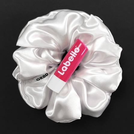 Óriás hófehér selyem hajgumi (scrunchie) prémium minőségű, vastagabb szaténból. Átmérője kb. 16-17 cm