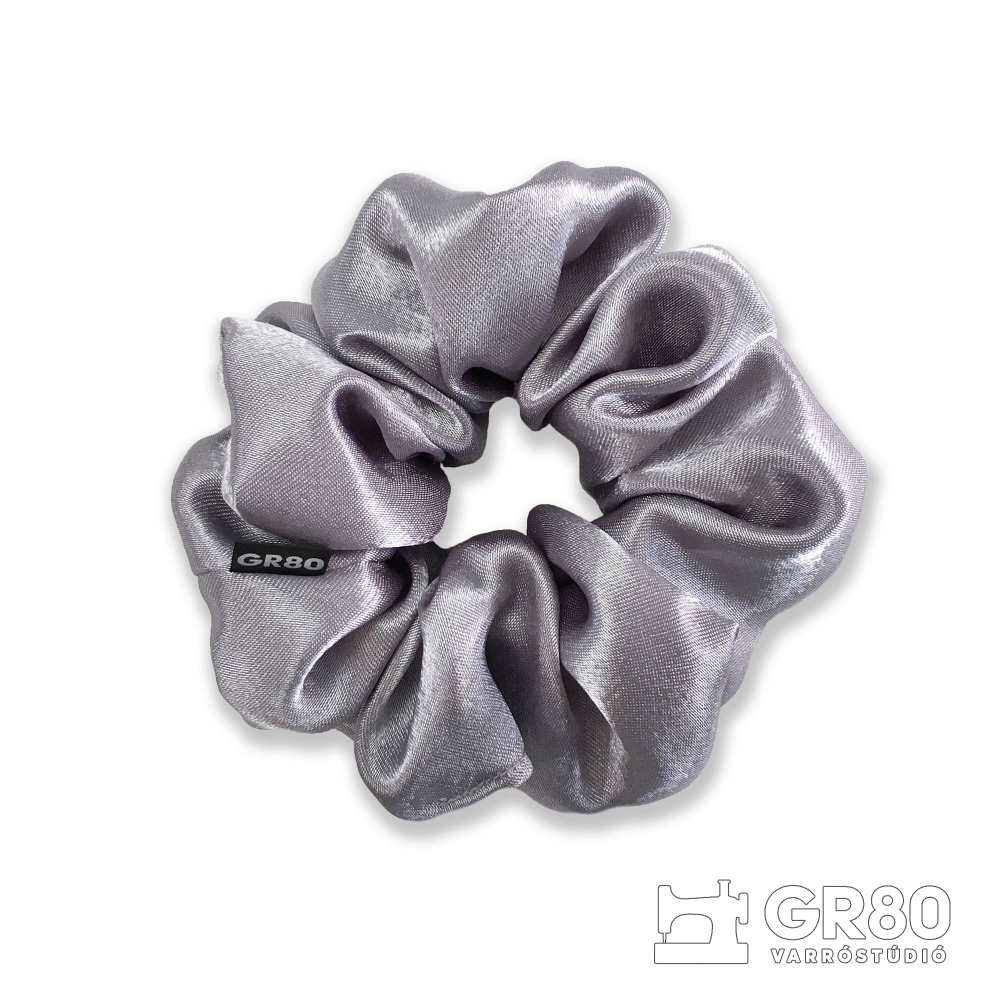 Ezüst/közép szürke selyem hajgumi (scrunchie) prémium minőségű szaténból. Átmérője kb. 12 cm