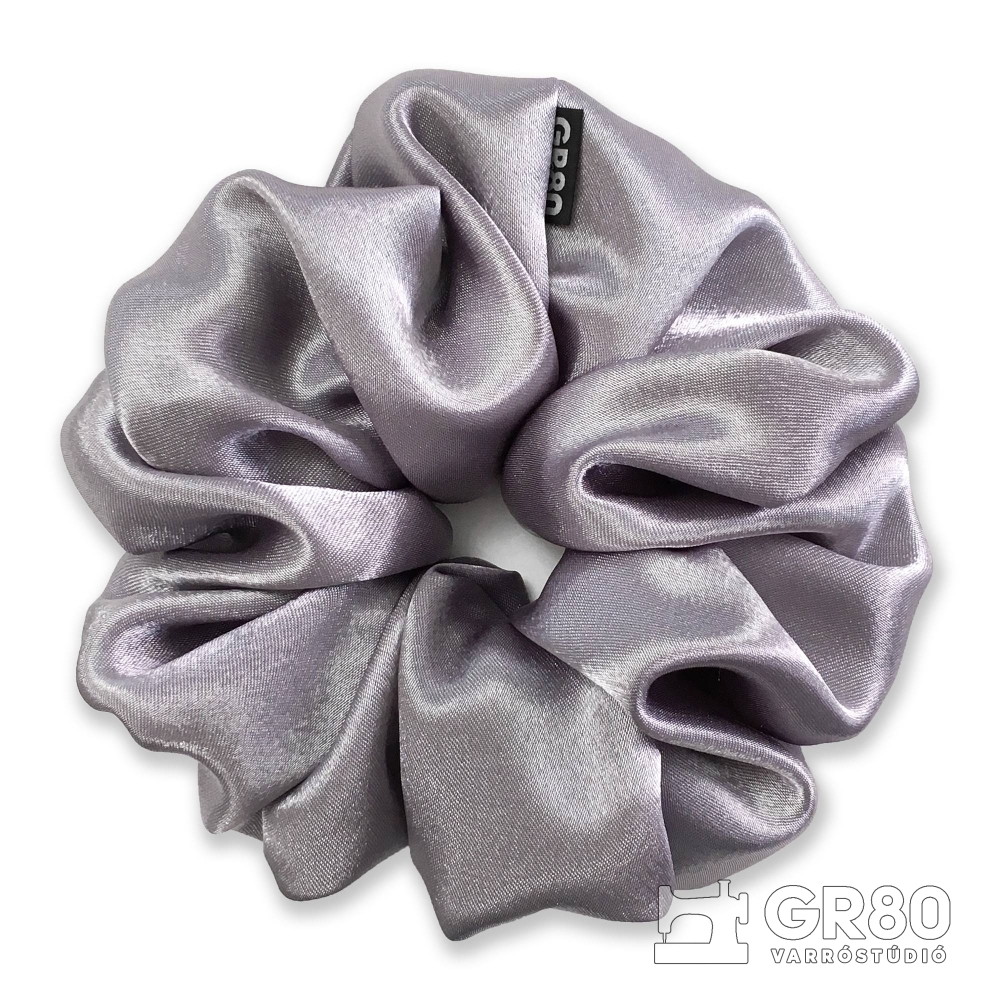 Óriás ezüst/közép szürke selyem hajgumi (scrunchie) prémium minőségű szaténból. Átmérője kb. 16 cm