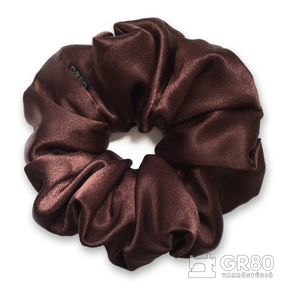 Óriás csokibarna selyem hajgumi (scrunchie) prémium minőségű szaténból. Átmérője kb. 16-17 cm