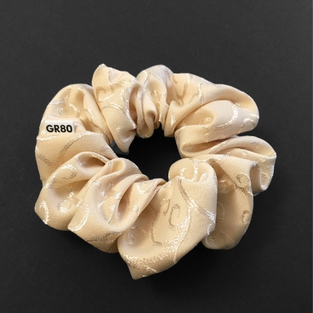 Inda mintával hímzett hajgumi (scrunchie) prémium minőségű anyagból. Átmérője kb. 12 cm. Ekrü/bézs színű