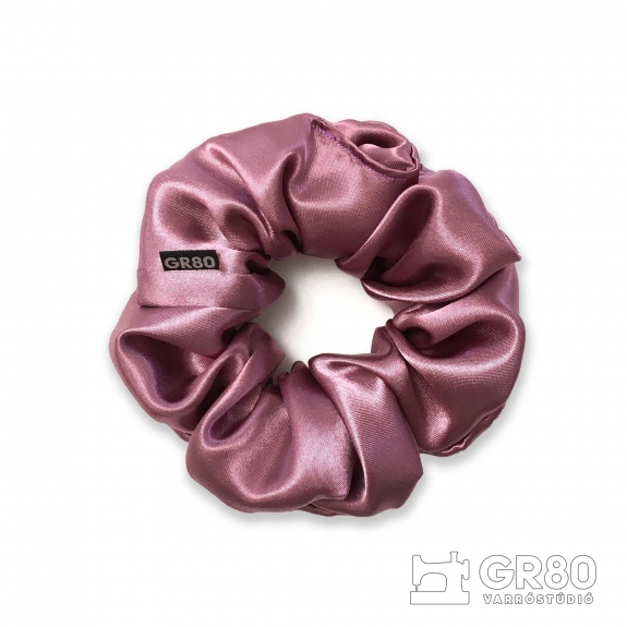 Sötét mályva selyem hajgumi (scrunchie) prémium minőségű szaténból. Átmérője kb. 12 cm