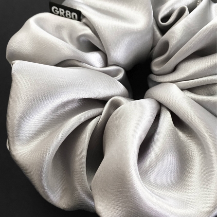 Óriás, ezüst/világos szürke selyem hajgumi (scrunchie) prémium minőségű szaténból. Átmérője kb. 16-17 cm
