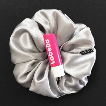Óriás, ezüst/világos szürke selyem hajgumi (scrunchie) prémium minőségű szaténból. Átmérője kb. 16-17 cm