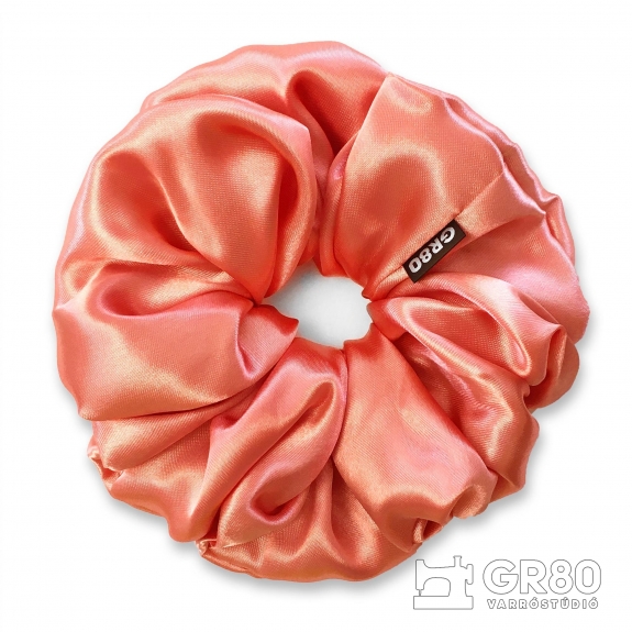 Óriás, korall színű selyem hajgumi (scrunchie) prémium minőségű szaténból. Átmérője kb. 16-17 cm