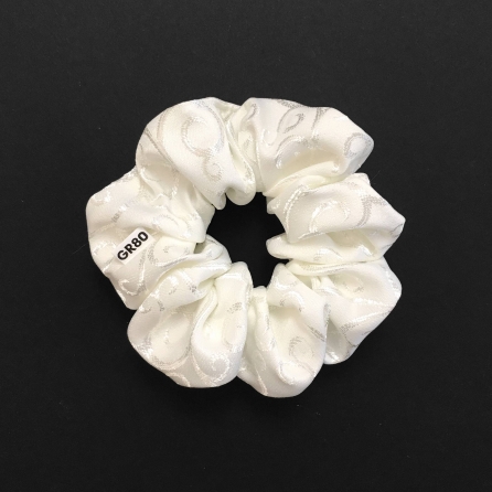 Inda mintával hímzett hajgumi (scrunchie) prémium minőségű anyagból. Átmérője kb. 12 cm. Törtfehér színű