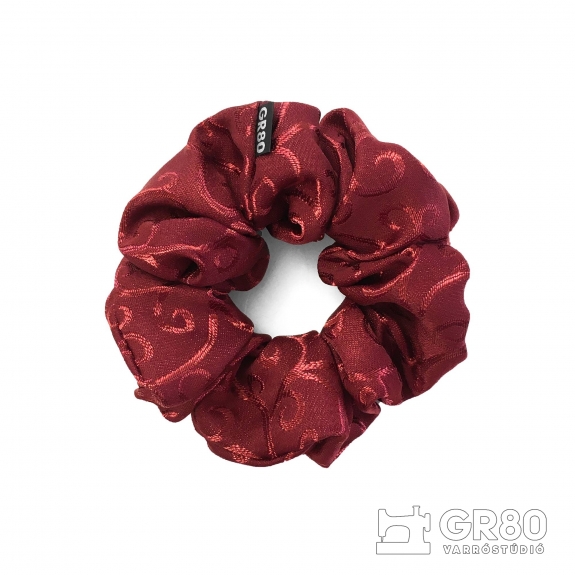 Inda mintával hímzett hajgumi (scrunchie) prémium minőségű dekor PE anyagból. Átmérője kb. 12 cm. Bordó színű