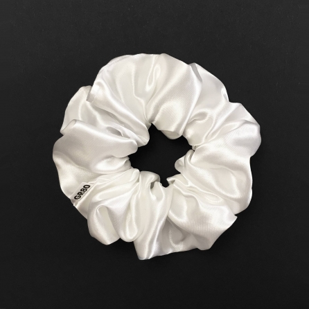 Gyöngyház fehér selyem hajgumi (scrunchie) prémium minőségű szaténból. Átmérője kb. 12 cm