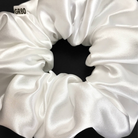 Gyöngyház fehér selyem hajgumi (scrunchie) prémium minőségű szaténból. Átmérője kb. 12 cm