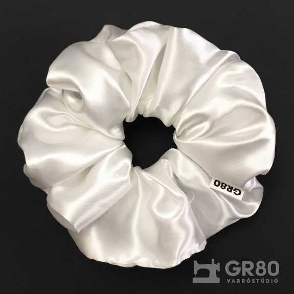 Óriás, gyöngyház fehér selyem hajgumi (scrunchie) prémium minőségű szaténból. Átmérője kb. 16-17 cm