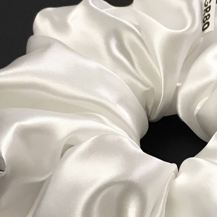 Óriás, gyöngyház fehér selyem hajgumi (scrunchie) prémium minőségű szaténból. Átmérője kb. 16-17 cm