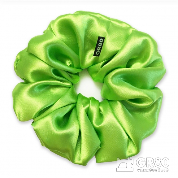 Óriás méretű, prémium minőségű, kiwizöld (neonzöld) színű szatén selyem scrunchie / hajgumi. Átmérője kb. 16-17 cm
