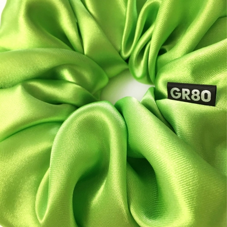 Óriás méretű, prémium minőségű, kiwizöld (neonzöld) színű szatén selyem scrunchie / hajgumi. Átmérője kb. 16-17 cm