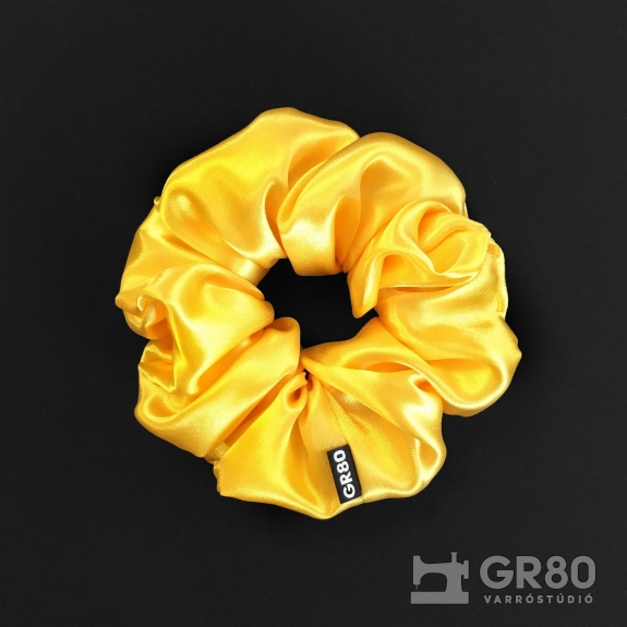 Napsárga színű, prémium minőségű szaténselyem hajgumi (scrunchie). Átmérője kb. 12 cm
