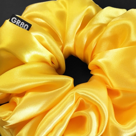 Napsárga színű, prémium minőségű szaténselyem hajgumi (scrunchie). Átmérője kb. 12 cm