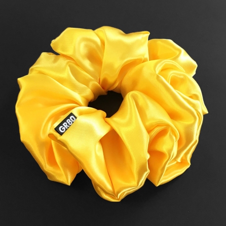 Oversized méretű, prémium minőségű, napsárga színű szatén selyem scrunchie / hajgumi. Átmérője kb. 16-17 cm