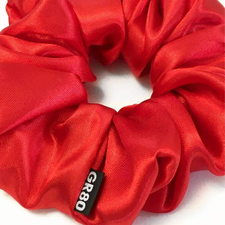 Piros színű, prémium minőségű selyemszatén hajgumi (scrunchie). Átmérője kb. 12 cm