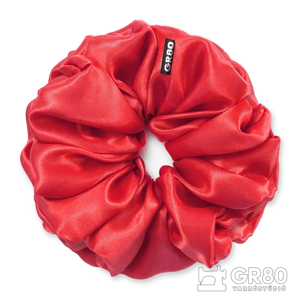 Óriás, piros selyem hajgumi (scrunchie) prémium minőségű szaténból. Átmérője kb. 16-17 cm
