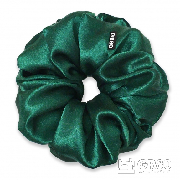 Óriás fűzöld selyem hajgumi (scrunchie) prémium minőségű szaténból. Átmérője kb. 16-17 cm