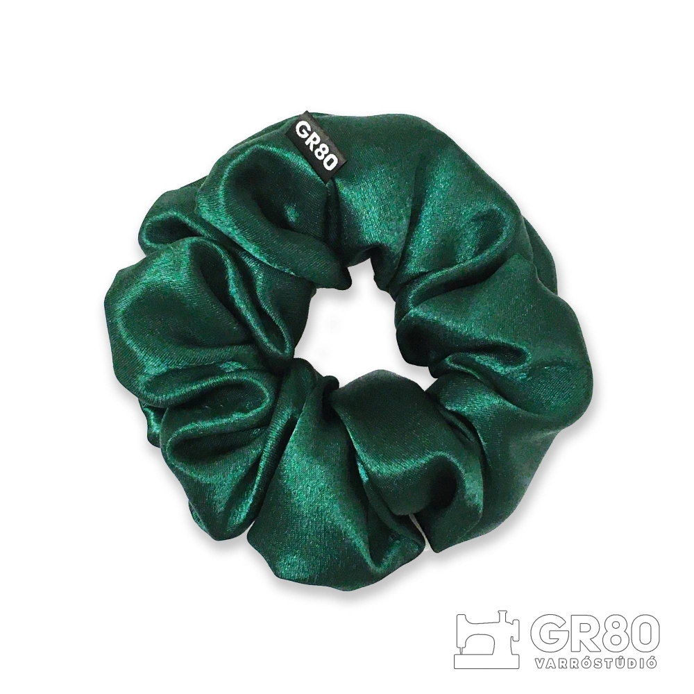 Fűzöld selyem hajgumi (scrunchie) prémium minőségű szaténból. Átmérője kb. 12 cm