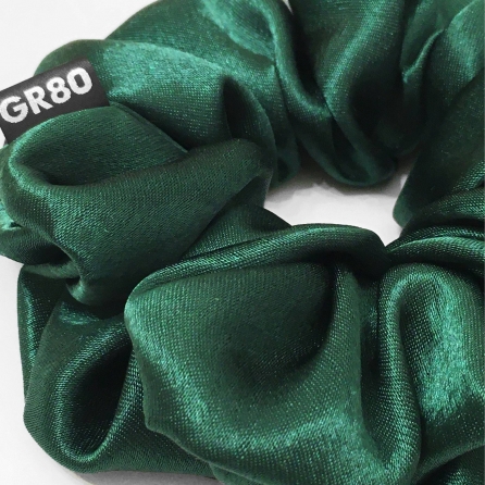 Fűzöld selyem hajgumi (scrunchie) prémium minőségű szaténból. Átmérője kb. 12 cm