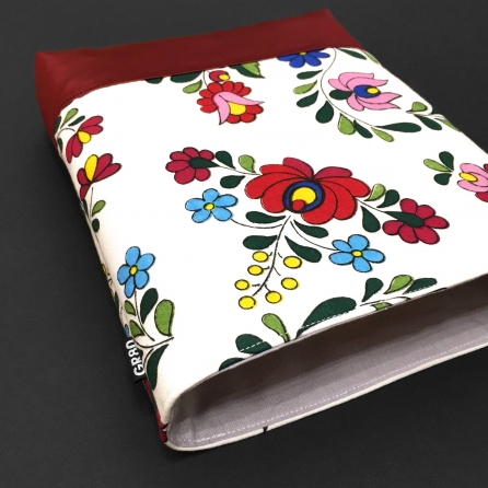 Textil könyvvédő puha béleléssel. Tablet tok, e-book toknak is alkalmas. Fényes szatén dekorációval